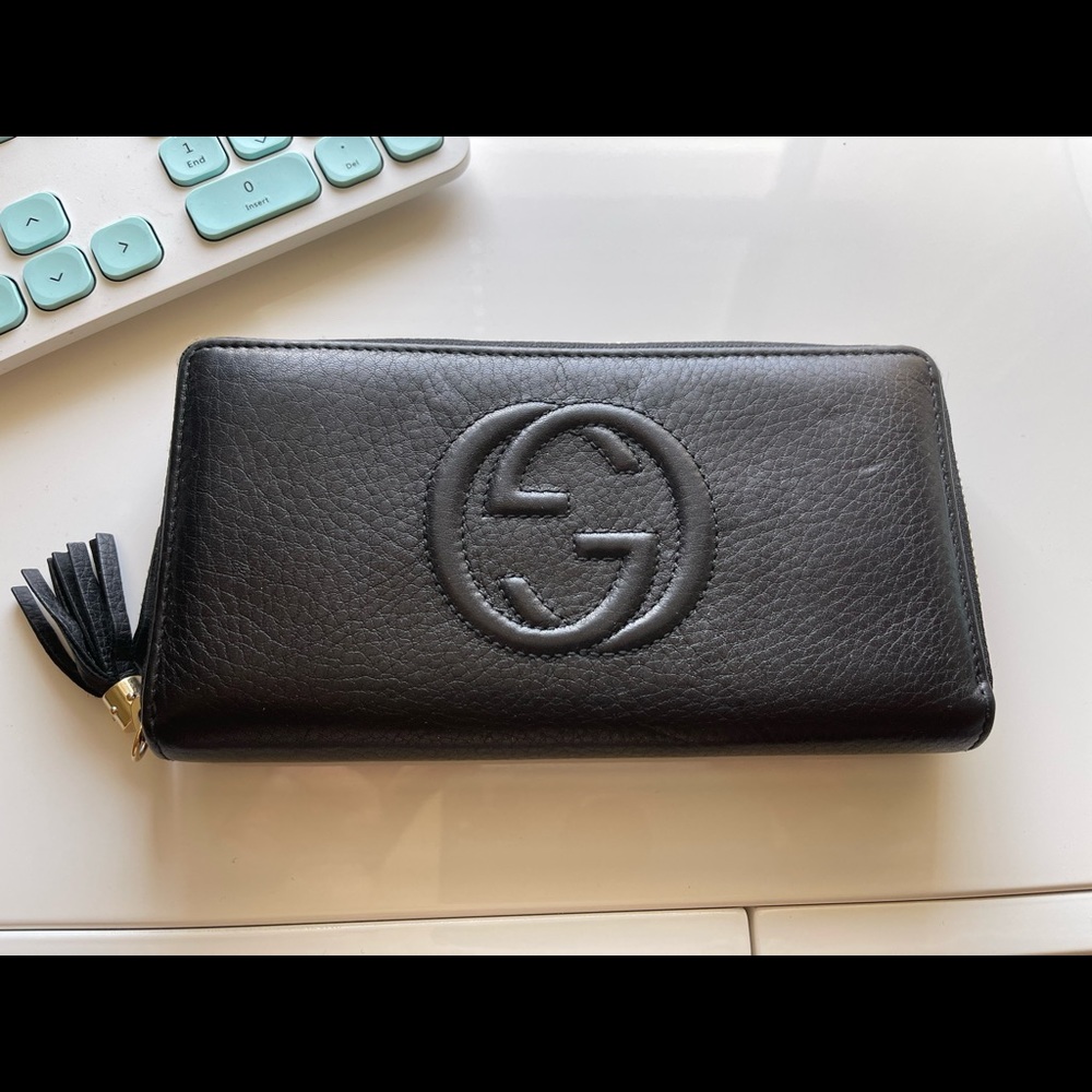 L👀k! Gucci GG Black Soho Leather Zip Wallet